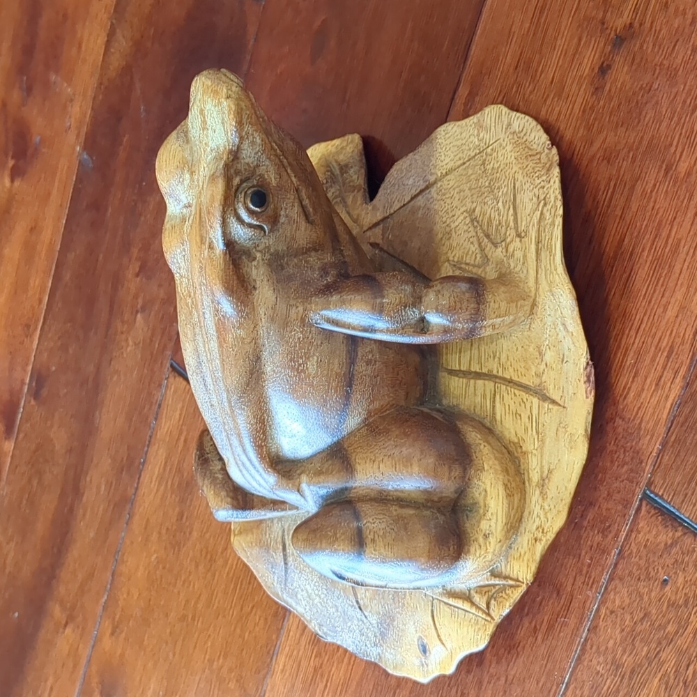 Hand Carved solid wood frog on a lily pad - Picture 2 of 10